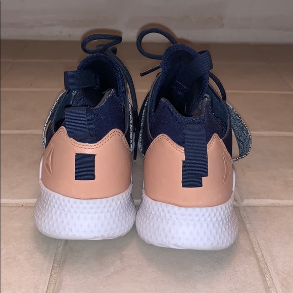 Women’s Reebok Sneakers 8.5 - Picture 4 of 5